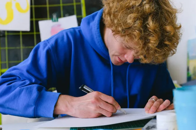 IA en el trabajo: Nuevos datos muestran cómo los trabajadores realmente usan la IA