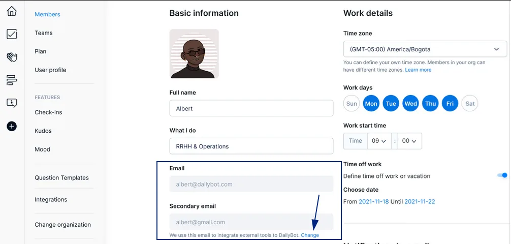 Basic information mostrando los campos del Email principal y del Secondary email con un enlace Change